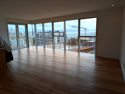 Spacious apartment with hardwood floors and ocean view