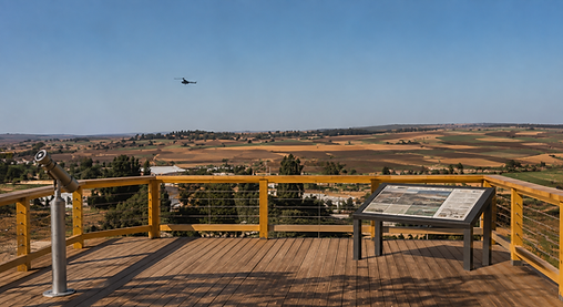 נוף פתוח מגג התצפית עם משקפת פנורמית ולוח הסבר