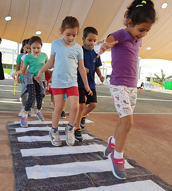 ילדים משחקים במעבר חציה מצוייר