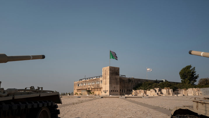 בניין המשטרה ההיסטורי בלטרון וטנקים באתר יד לשריון