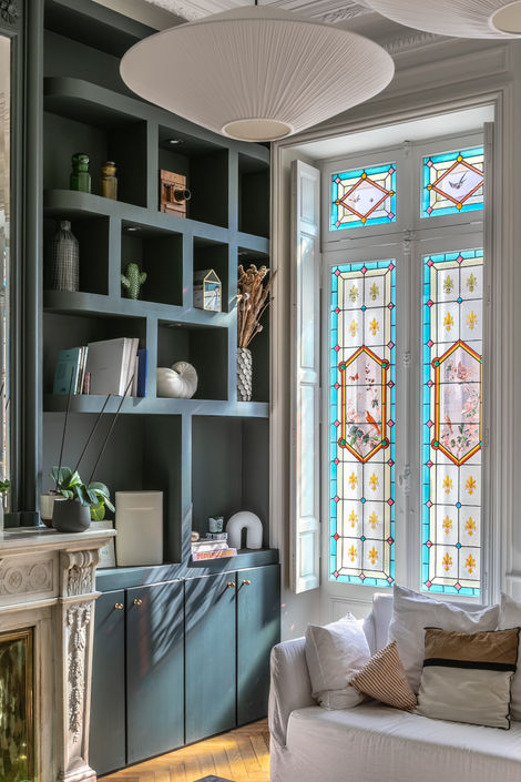 Détail menuiserie intégrée et cheminée dans salon appartement ancien à Bordeaux