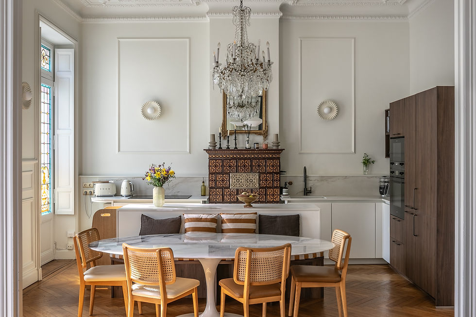 Cuisine ouverte sur salle à manger dans un appartement rénové aux Chartrons, avec poêle ancien conservé et lustre en cristal