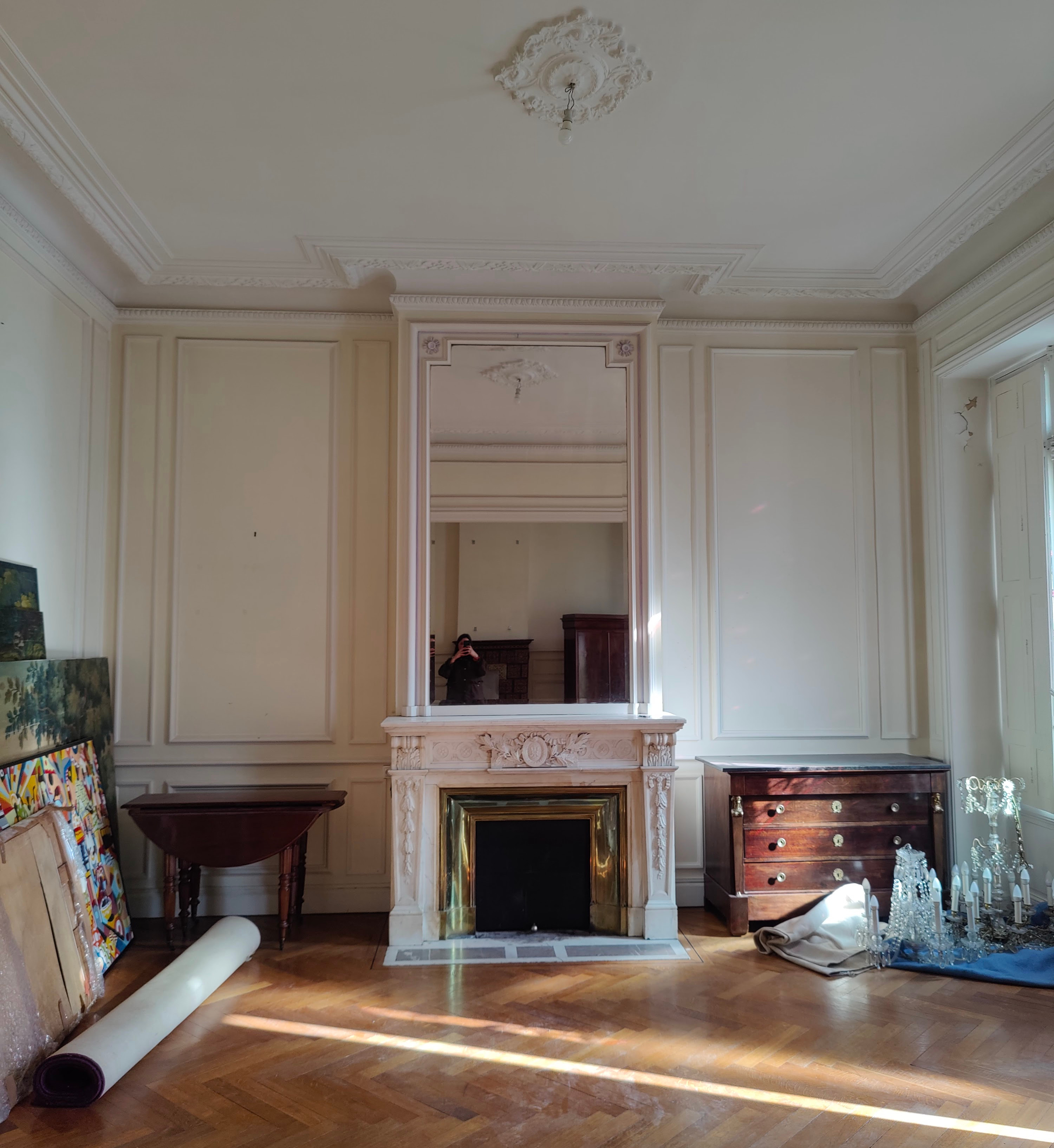 Salon d'un appartement ancien aux Chartrons à Bordeaux avant rénovation : cheminée en marbre, lambris et parquet point de Hongrie