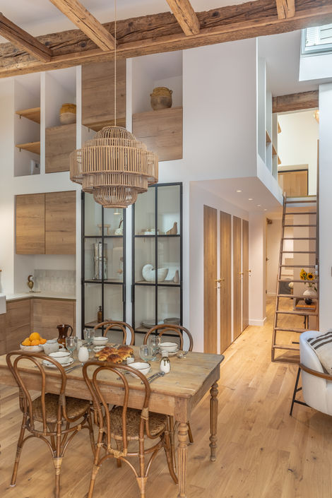 Une salle à manger authentique dans un intérieur lumineux au charme bordelais.