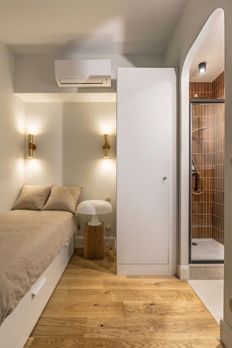 Chambre avec salle d'eau intégrée et rangement dans appartement rénové à Bordeaux