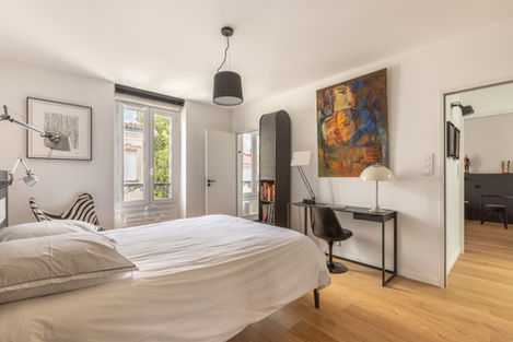 Chambre d’amis lumineuse et décoration épurée, dans un esprit contemporain et apaisant.