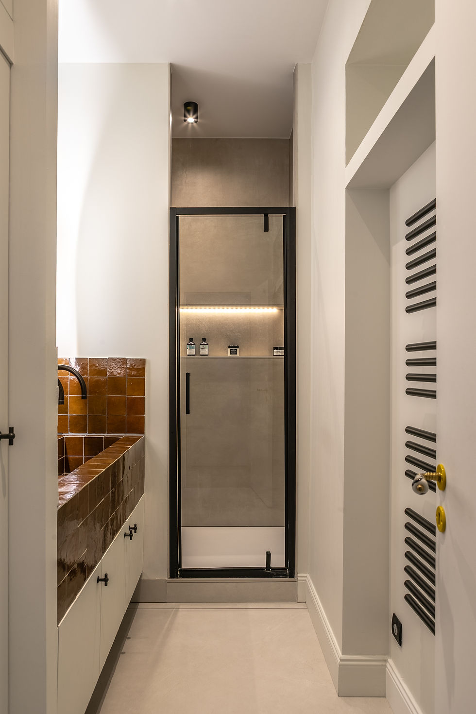 Salle d'eau créée avec vasque en zellige, dans un appartement rénové à Bordeaux