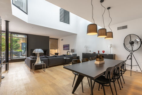Salle à manger moderne à Bordeaux, pour une atmosphère élégante et conviviale.