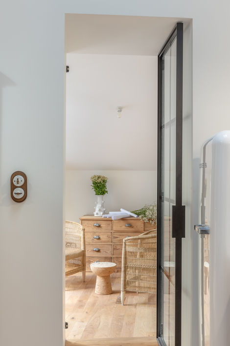 Verrière atelier reliant le bureau et le séjour, apportant transparence et lumière naturelle.