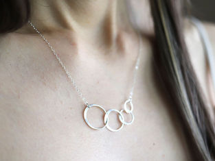 How to Style Minimalist Jewelry: A Simple Everyday Guide