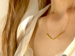 How to Become a Minimalist, Minimalist Jewelry Necklace