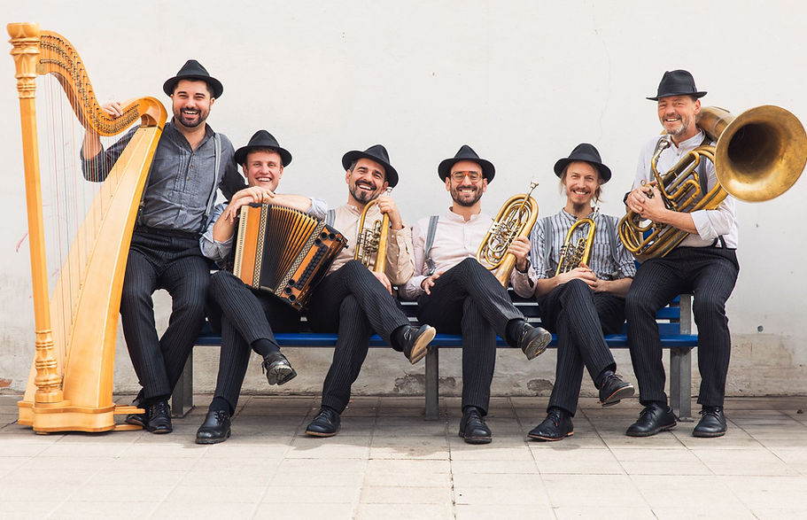 Beggl Musi mit Blasinstumenten bei Auftritt in Tirol