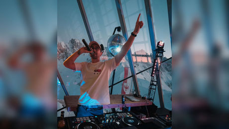 DJ Switch0ff am DJ Pult