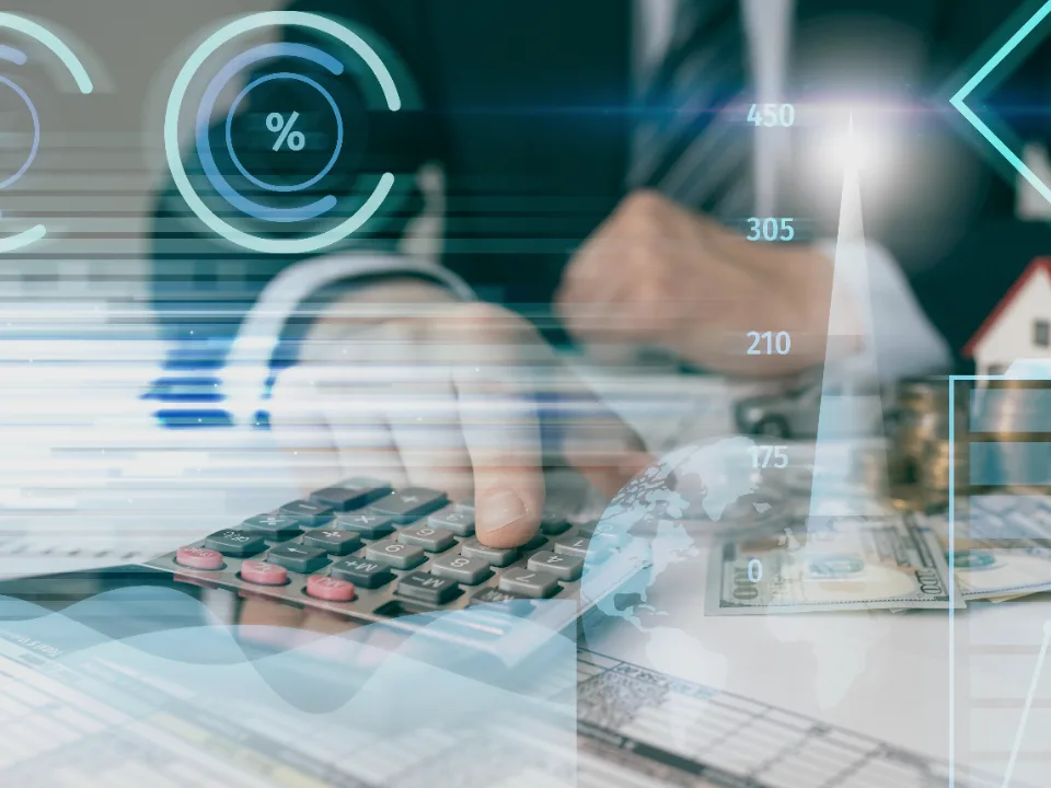 Contador usando calculadora sobre relatórios financeiros