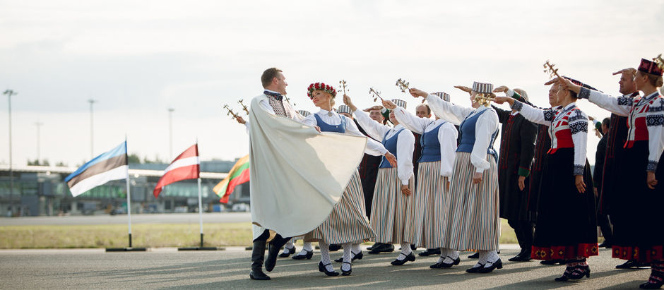 Uz lidostas “Rīga” skrejceļa ieskandina Baltijas ceļa trīsdesmitgadi