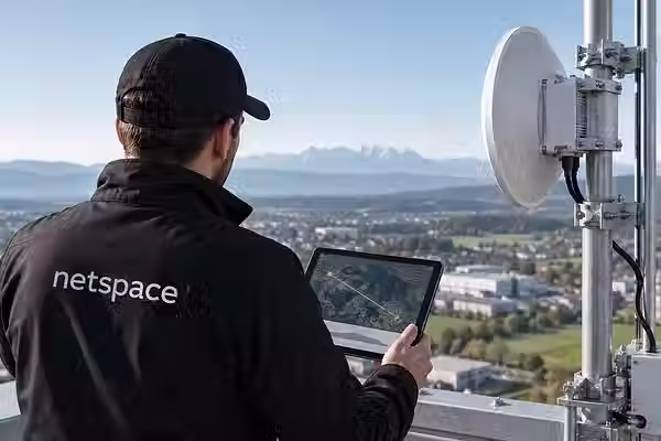 Netzwerktechniker mit Funkantenne und Tablet.avif