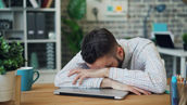 auf der Arbeitsplatte lümmeln