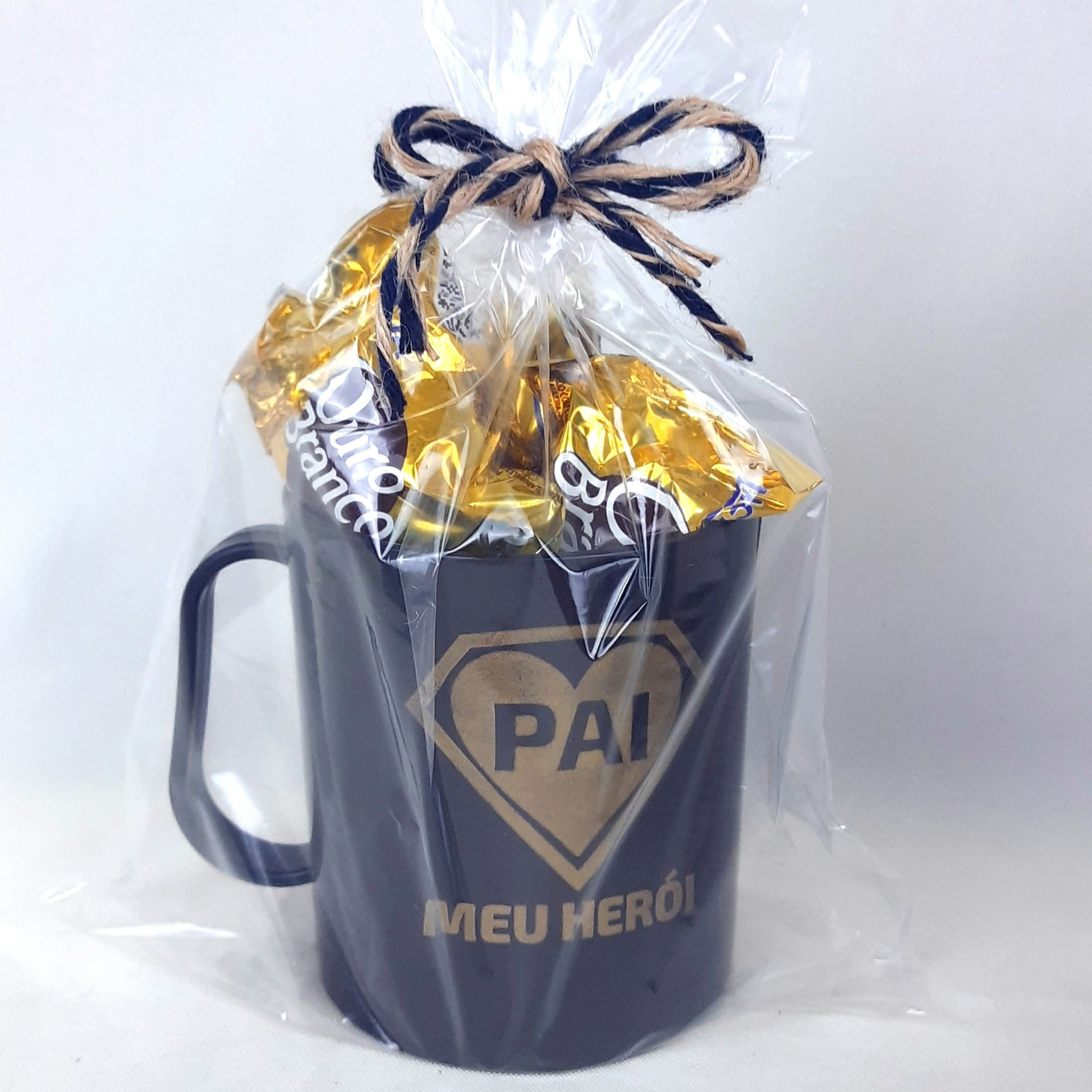 caneca preta com bombons