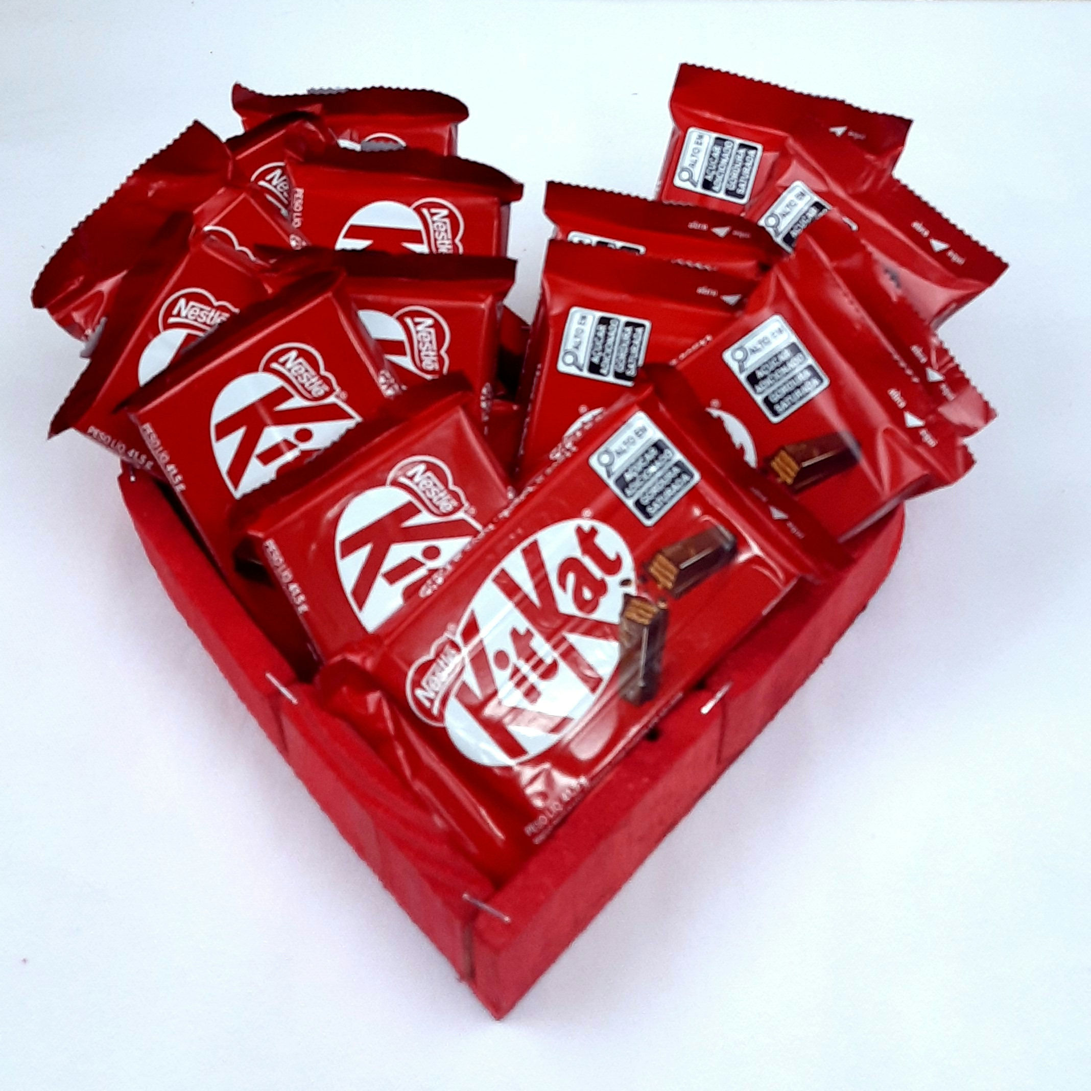 cesta de coração vermelha com 15 kit kats
