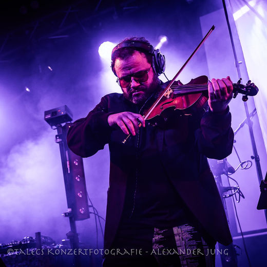 Georges-Emmanuel Schneider on stage with The Halo Trees at Kulttempel Oberhausen, 2024.