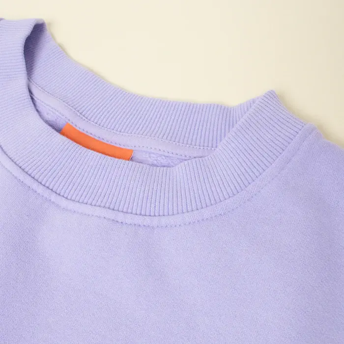 Miniaturbild: Nachhaltiger Bio-Baumwolle Sweater in lila von popeia, bequem und hochwertig verarbeitet, mit Kindness-Detail am Arm