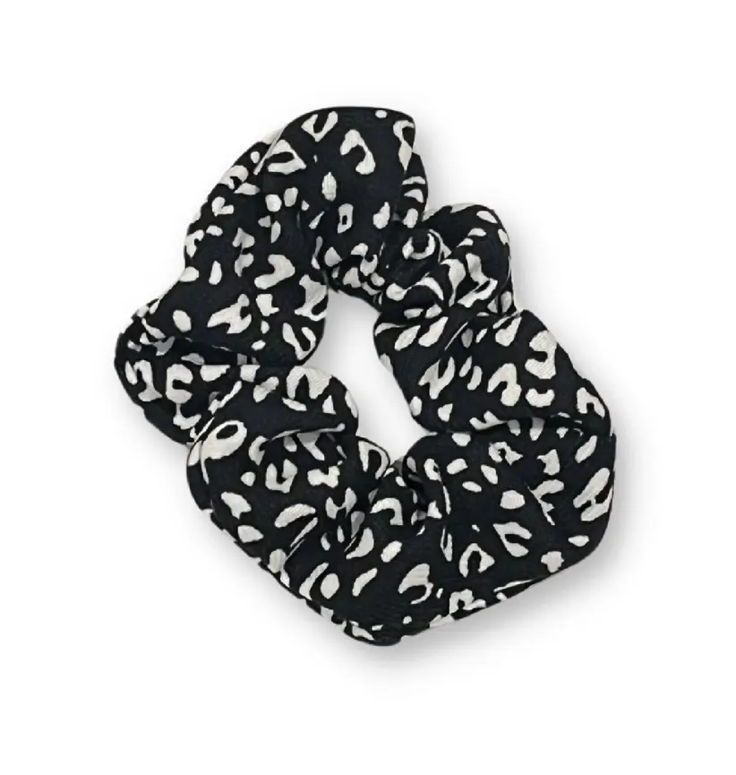 Scrunchies im Leomuster von HERR&FRAUHEMPEL – Retro-Style, modern interpretiert, für perfekte Frisuren.