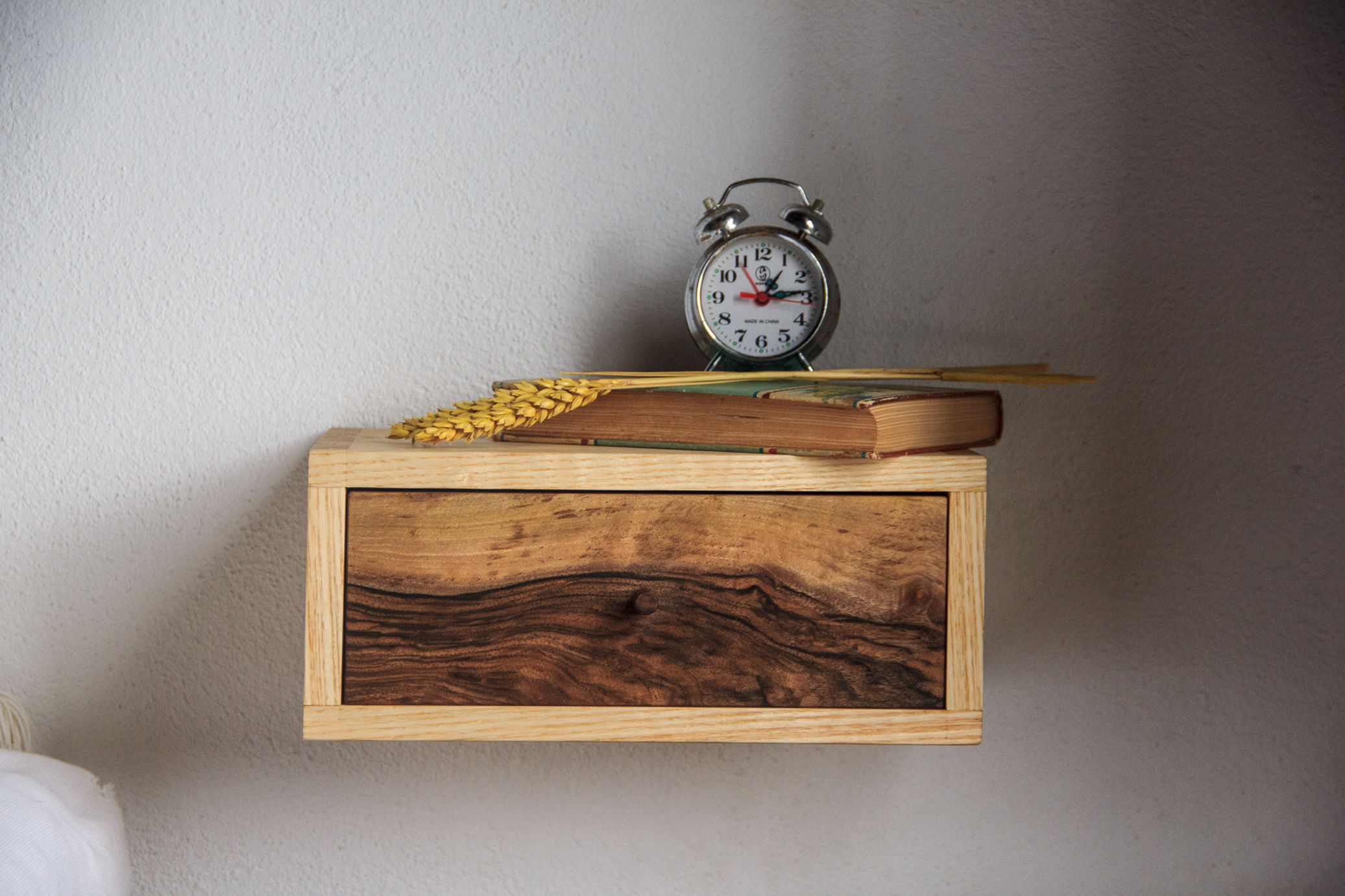 Galho - Floating bedside Table