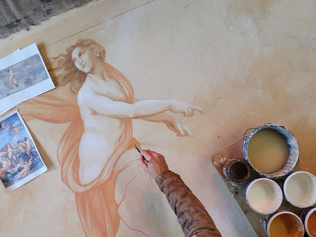 antike griechische Figur wird gemalt