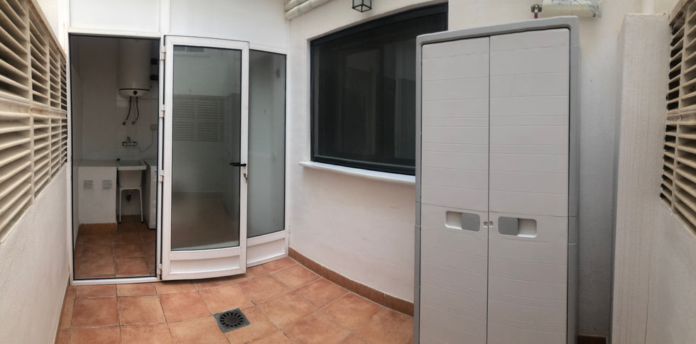 Alquiler de apartamentos en Almeria, patio trasero y tendedero