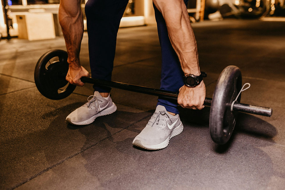 Homem levantando peso na academia de musculação.