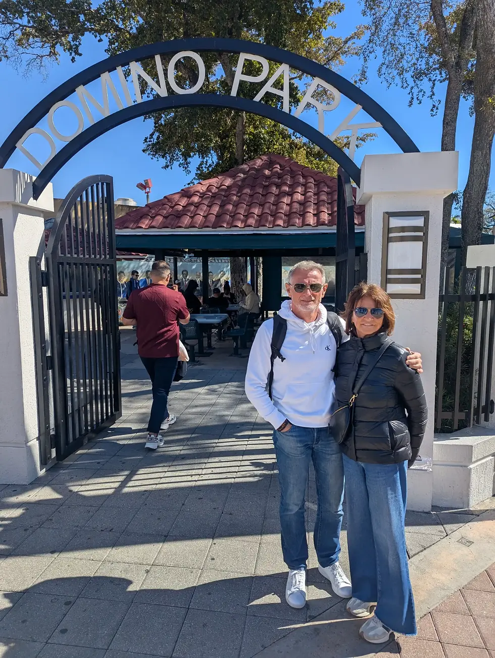 Visiteurs posant devant l'entrée du quartier emblématique de Little Havana lors d'une visite guidée avec Visite de Miami.