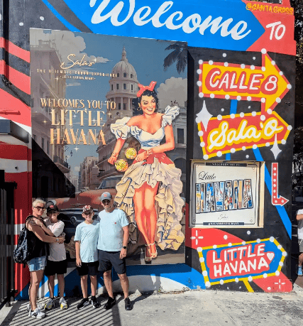 Famille en visite guidée de Little Havana à Miami devant la murale Welcome to Calle 8 - Visite de Miami guide francophone