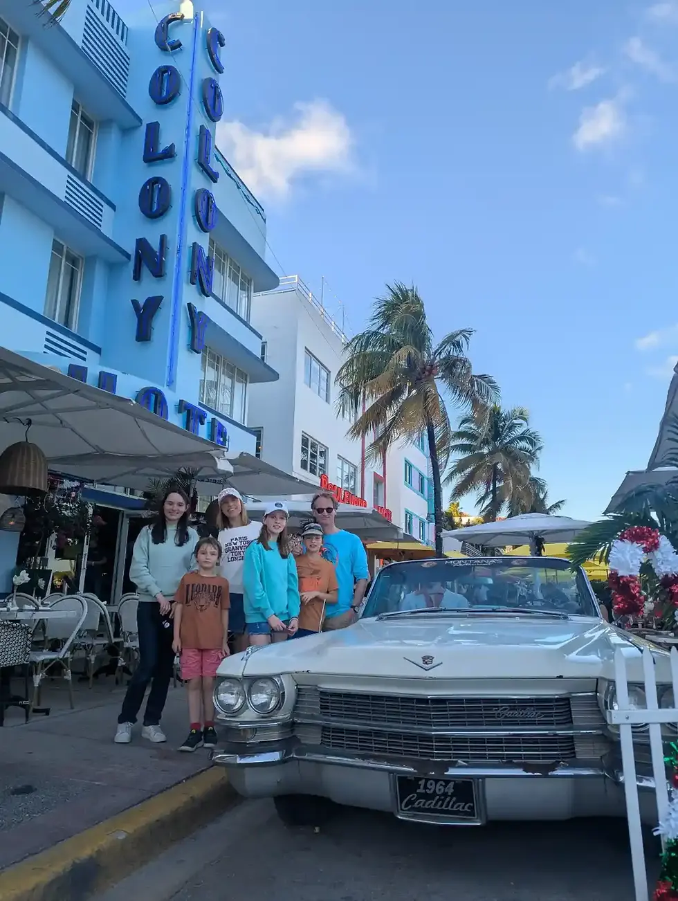 Voiture ancienne Cadillac de 1964 garée sur Ocean Drive à South Beach, lors d'une visite guidée avec Visite de Miami.
