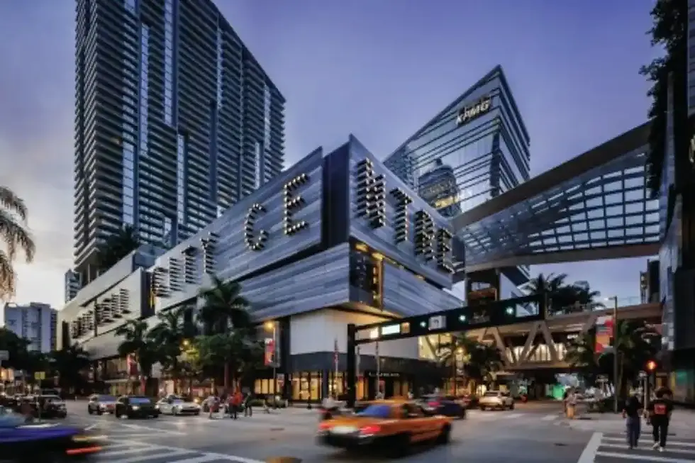Architecture moderne et illuminée du centre commercial Brickell City Centre à Miami, une étape shopping incontournable lors d'une visite guidée avec Visite de Miami.