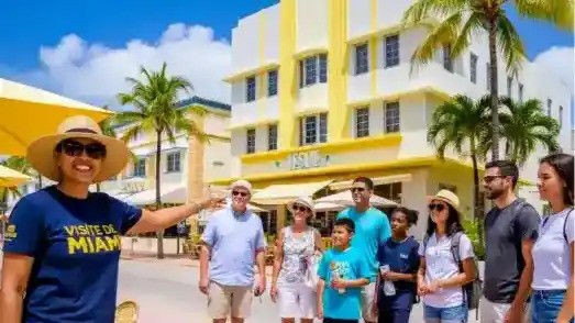 Guide francophone Visite de Miami avec groupe sur Ocean Drive South Beach devant hôtel Art Déco - visite guidée Miami en français