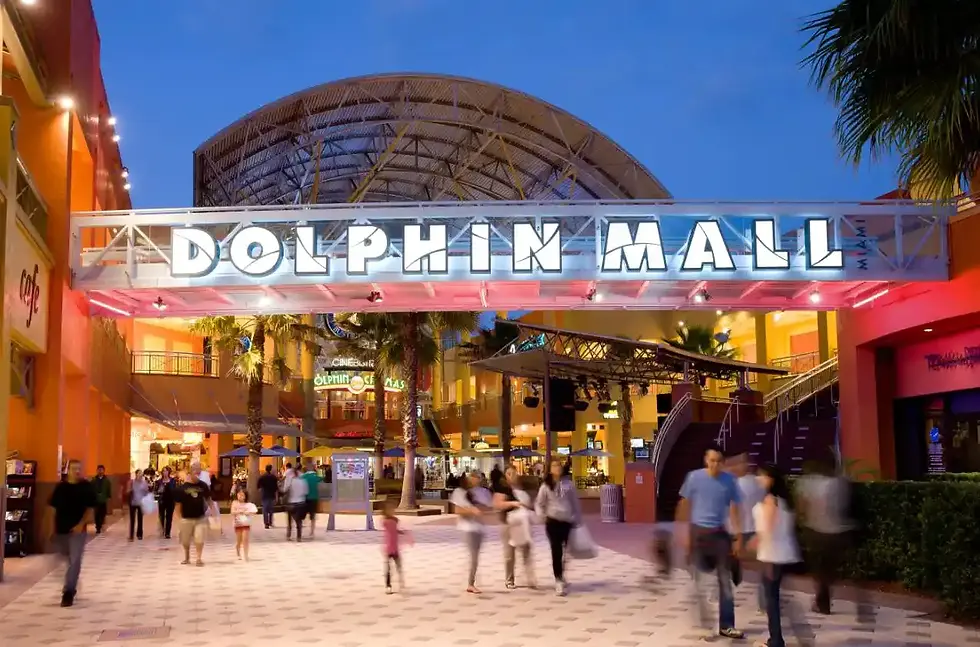 Ambiance animée dans les allées du Dolphin Mall à Miami, une destination shopping incontournable lors d'une visite guidée avec Visite de Miami.