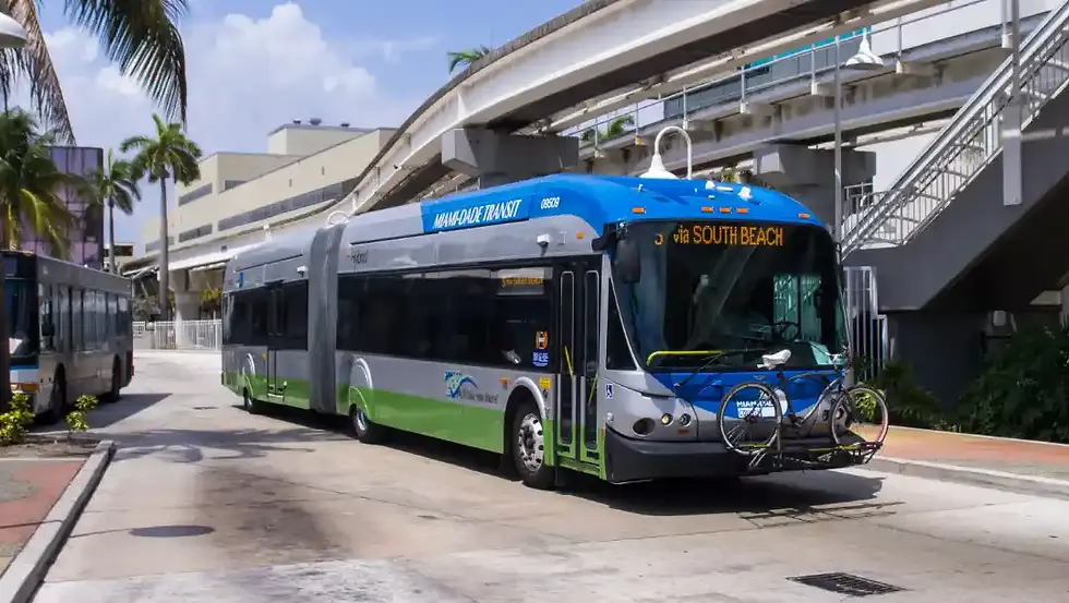 Bus Miami-Dade Transit à Miami, une option de transport en commun économique pour se déplacer pendant son séjour.