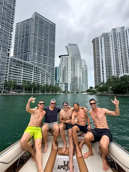 groupe lors 'une croisiere surla miami river