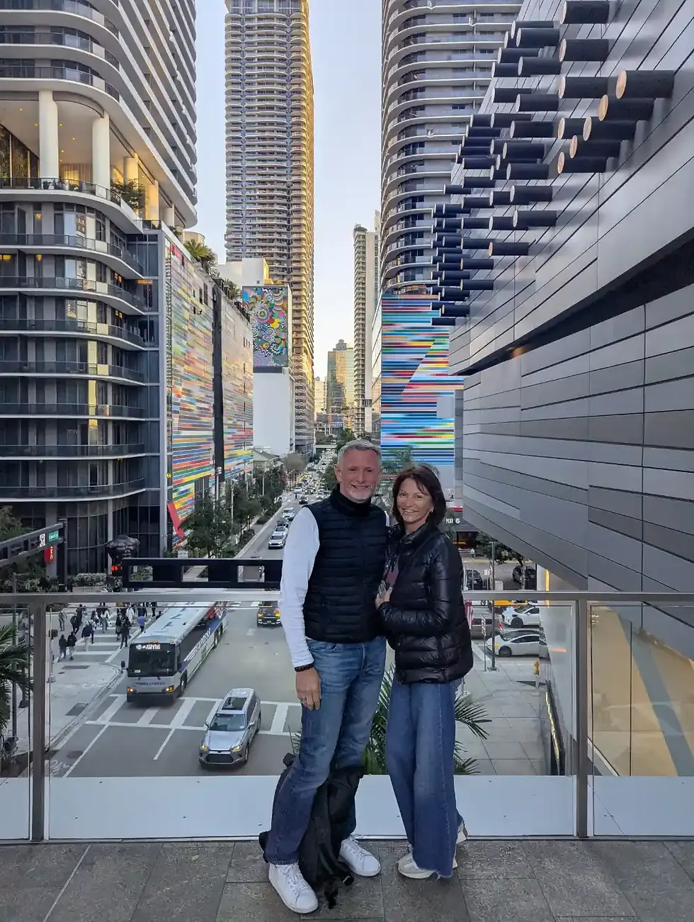 Visiteurs profitant d'une vue panoramique sur les gratte-ciels du quartier d'affaires de Brickell lors d'une visite guidée avec Visite de Miami.