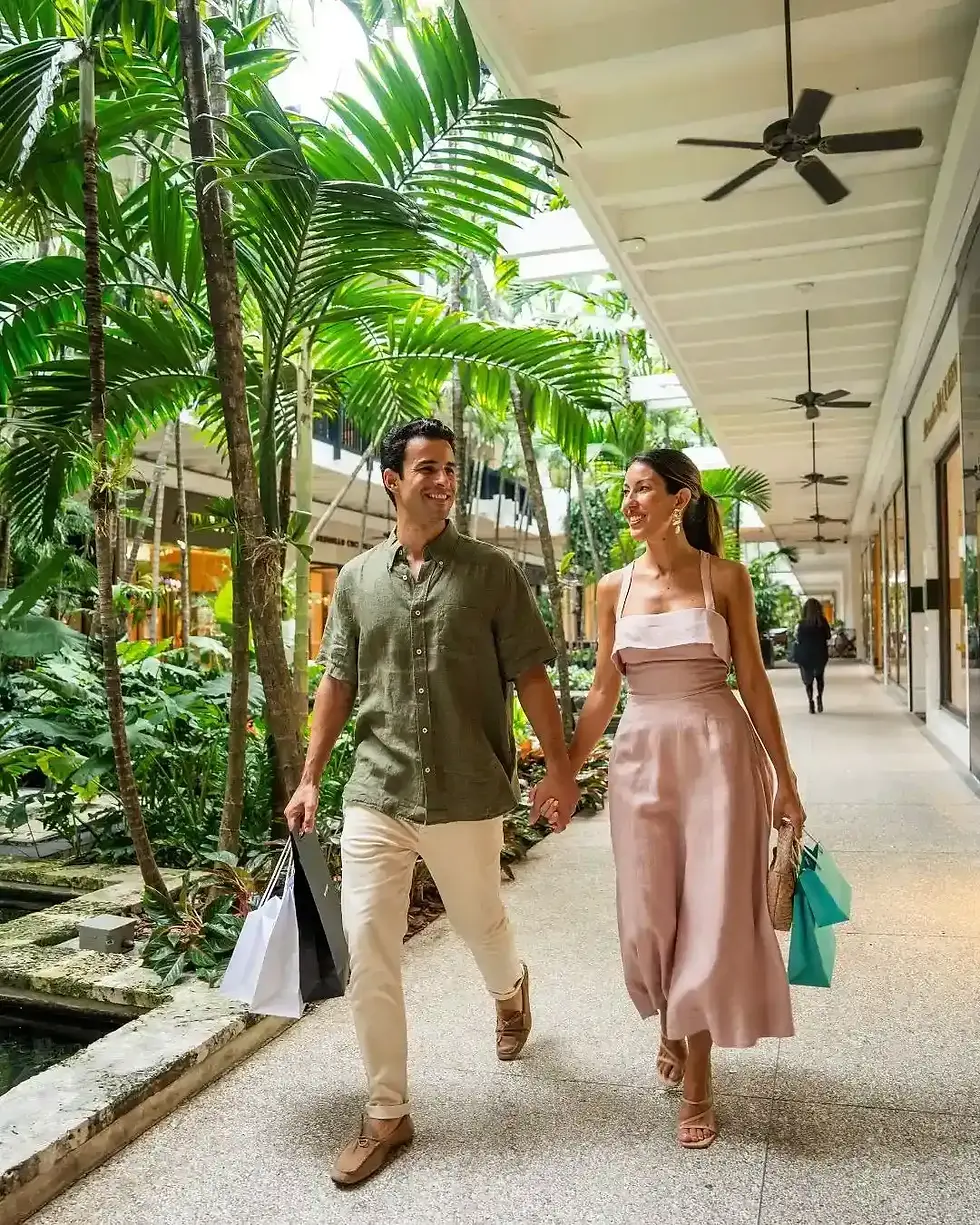Visiteurs profitant d'une séance shopping dans les allées élégantes de Bal Harbour Shops à Miami, lors d'une visite guidée avec Visite de Miami.