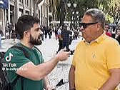 Jovem entrevista pessoas na rua, faz uma pergunta capciosa e depois refuta com truculência.
