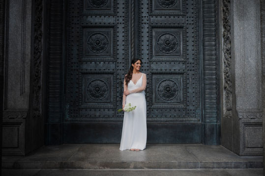 | Seba Iglesias  | Fotografía de casamientos en Uruguay | Fotografía Bodas en Montevideo y Punta del este |  Retrato de Novia de Abril 2025, en Ciudad Vieja, Montevideo, Uruguay