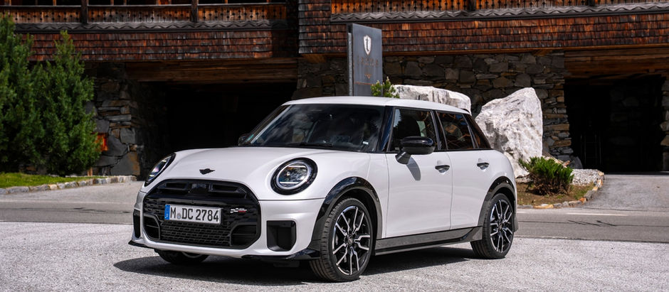 The MINI Cooper S 5-door in Nanuq White.
