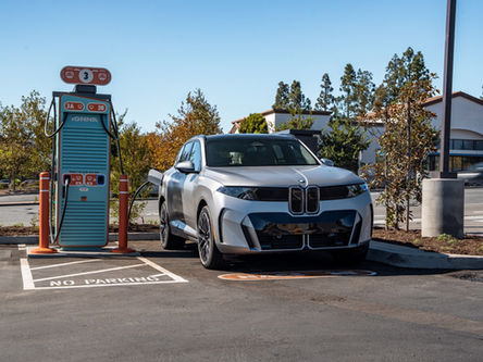 460 kW: Der BMW iX5 zeigt in Kalifornien, wie schnell Laden 2026 sein kann.