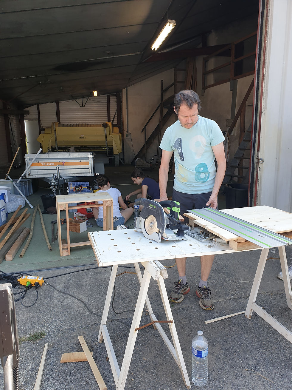Atelier bricolage / menuiserie pour la création des toilettes sèches mobiles (pour les vendanges et pour les périodes de taille)