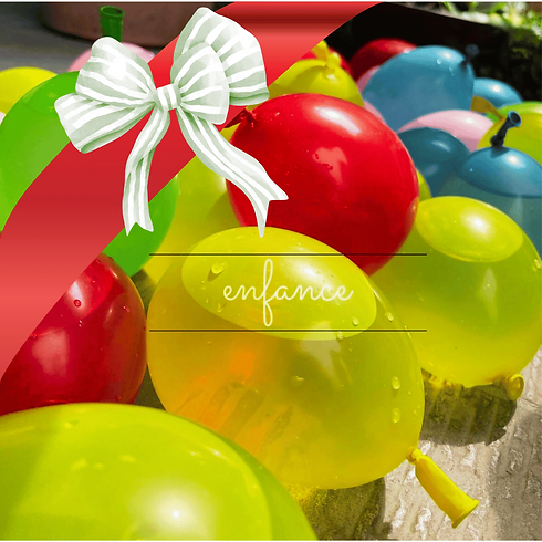 enfanceのロゴのカラーを配した水風船