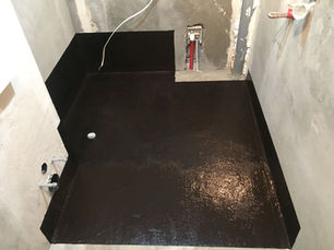 Hydroizolace koupelny: Proč je „tekutá lepenka“ nejdůležitější vrstvou stěny