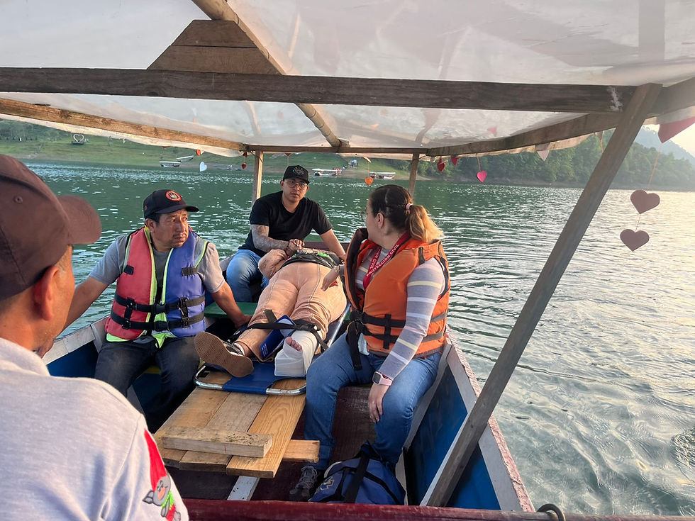 Brigadas de emergencia de Huauchinango auxilian a mujer lesionada en la "Isla de las muñecas"