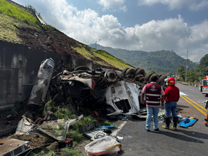 Elementos de Protección Civil y Bomberos de Huauchinango, atienden accidente de un tráiler