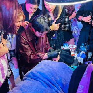 A live demonstration of modern permanent makeup techniques during POPU Masterclass Thailand 2026 in Bangkok. PMU professionals perform micropigmentation procedures as part of the international educational event.